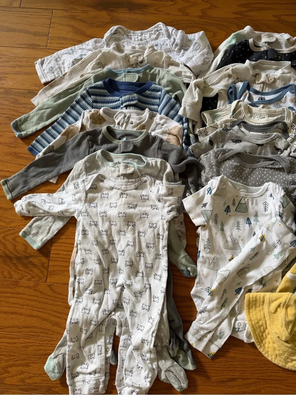 Lot of 29 baby boy Multi-Color Baby One-Piece Set with Hats 6-9 months m
